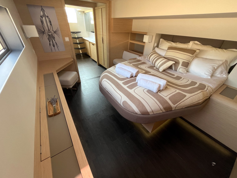 Hire Catamaran Fountaine Pajot with a boat licence