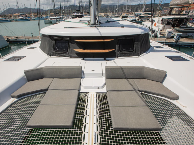 Charter a Nautitech Nautitech 44 in Néa Péramos on Samboat