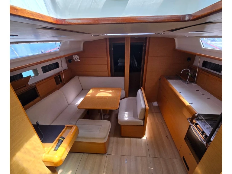 Hire Sailboat Jeanneau with a boat licence
