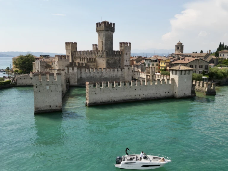 Hire Motorboat Karnic with a boat licence