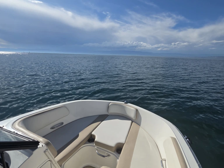 Yacht charter Lugrin - Bayliner VR5 on SamBoat