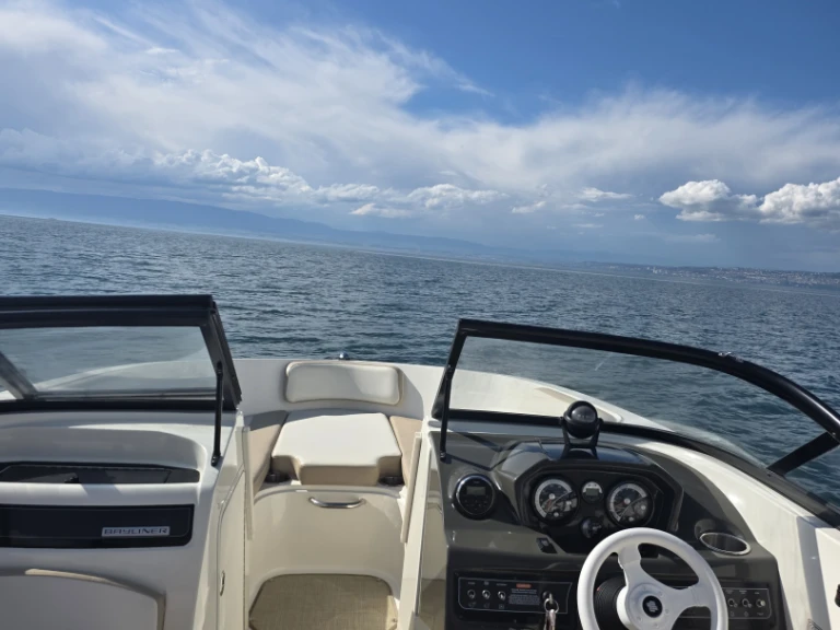 Motorboat hire in Lugrin - Bayliner VR5