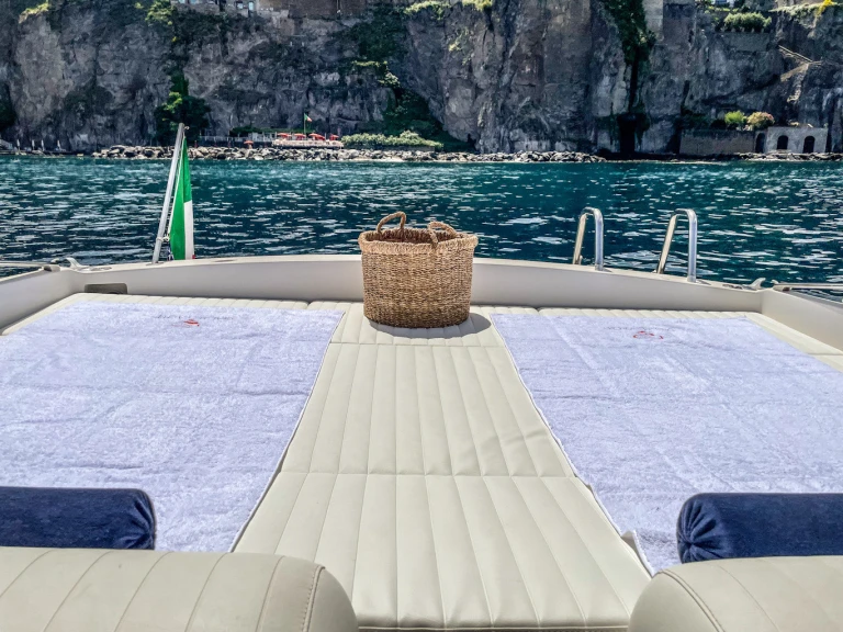 Yacht charter Ischia - Itama Itama 38 Open on SamBoat