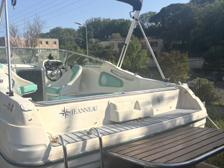Hire Motorboat with or without skipper Jeanneau France