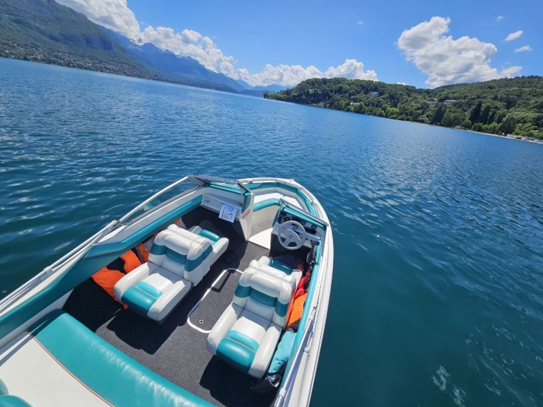 Yacht charter Annecy - Larson 150 on SamBoat