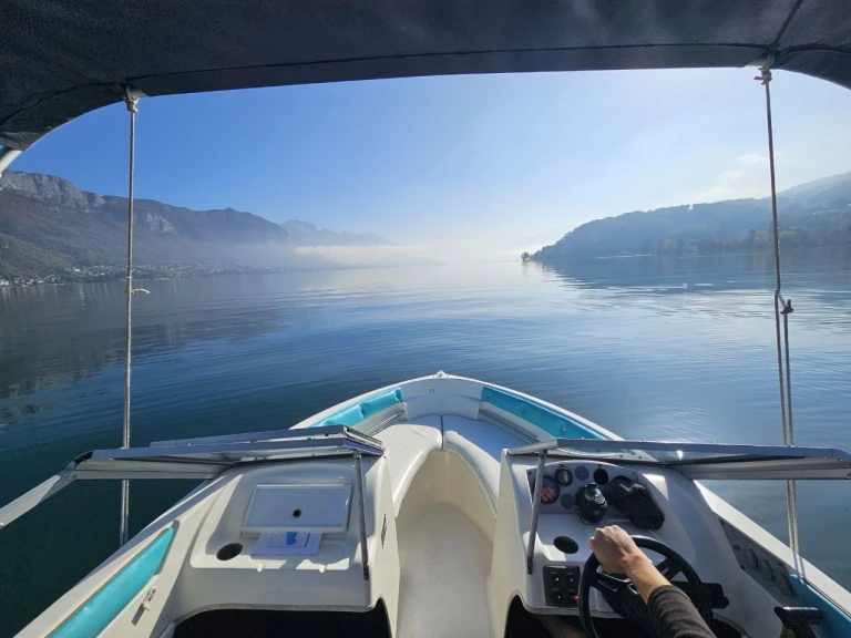 Motorboat hire in Annecy - Larson AA160