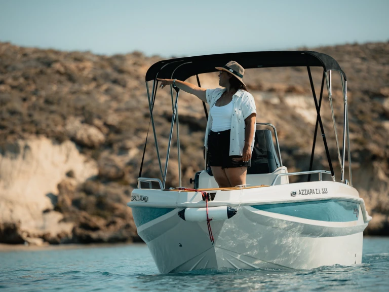 Hire a Nireus Azzara 49s Órmos Makry-Gialoú