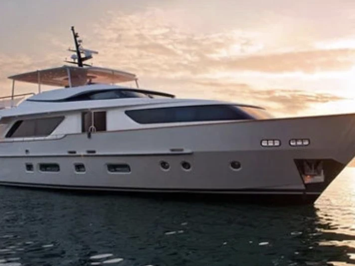 Hire Luxury Yacht San Lorenzo with a boat licence