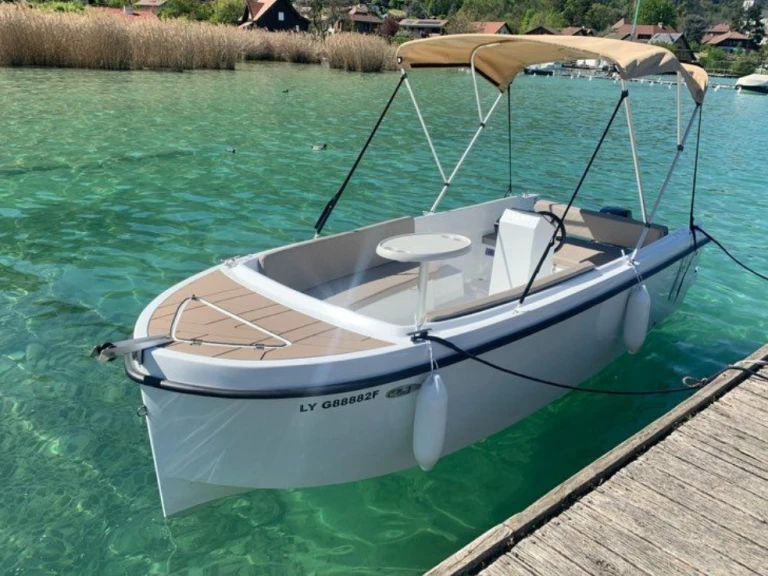 Yacht hire Annecy cheap 520 Premium