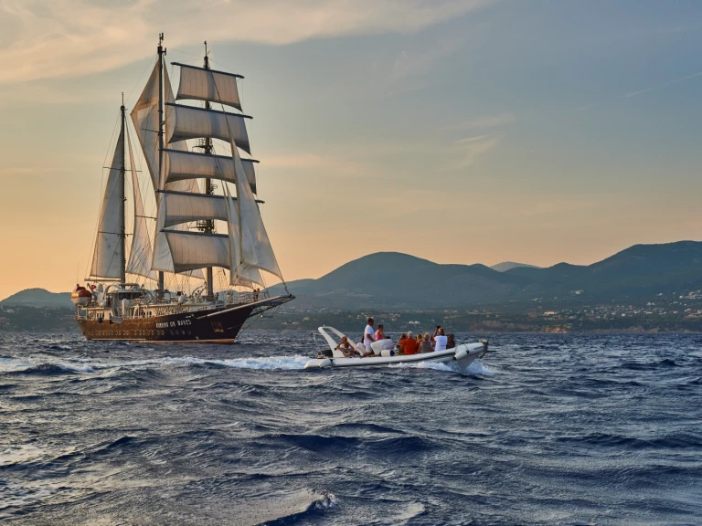 Charter a Custom Made custom in Piraeus Port on Samboat
