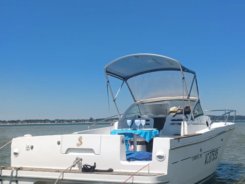 Charter a Bénéteau Ombrine 700 in Andernos-les-Bains on Samboat