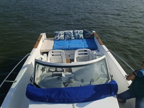 Hire Motorboat Bénéteau with a boat licence