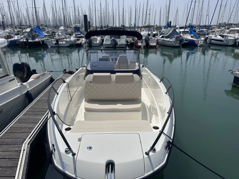 Hire Motorboat Quicksilver with a boat licence