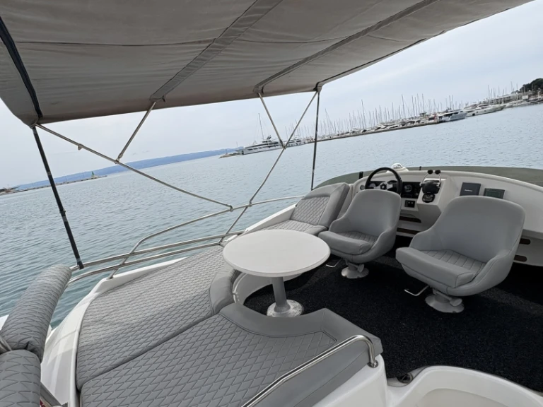 Charter a Jeanneau Prestige 32 Fly in Split Ferry Port on Samboat