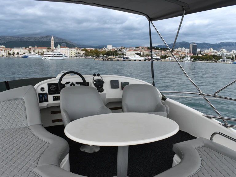 Hire Motorboat Jeanneau with a boat licence