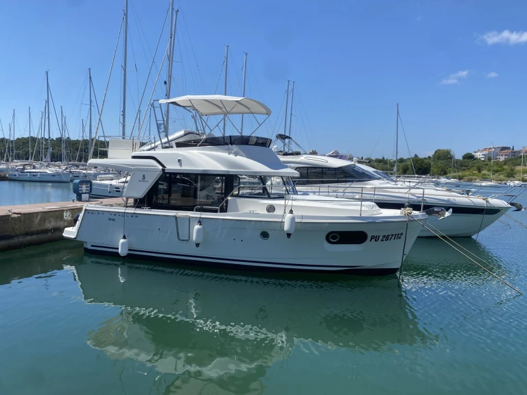 Yacht hire Pula cheap Swift Trawler 35