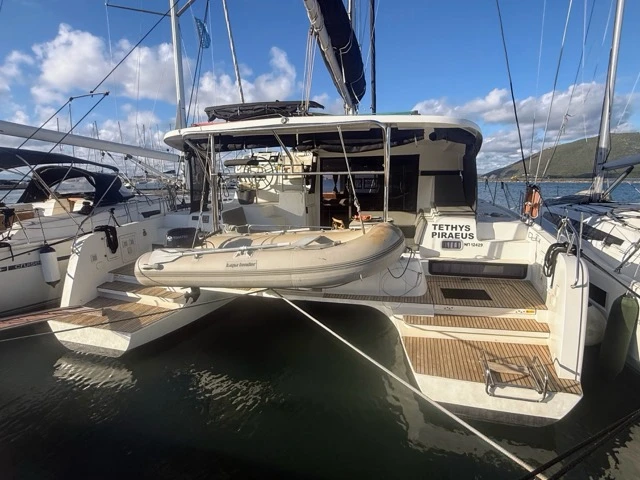 Hire Catamaran Lagoon with a boat licence