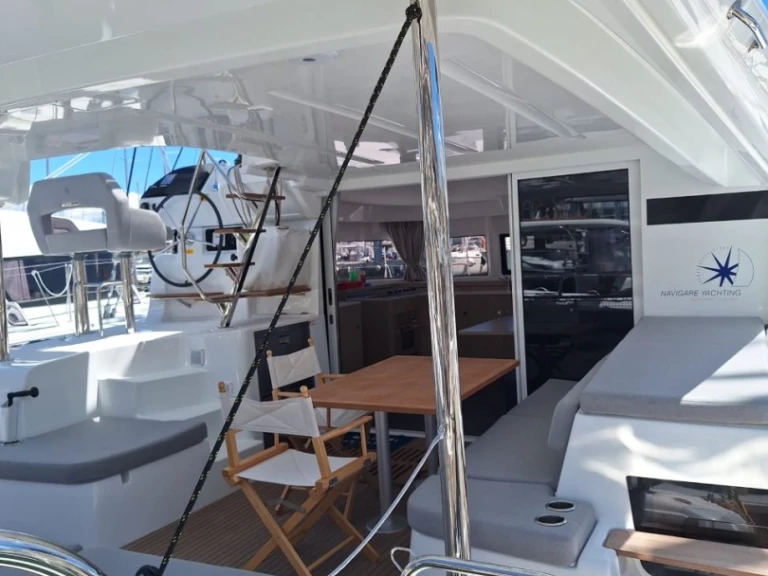 Hire Catamaran Lagoon with a boat licence
