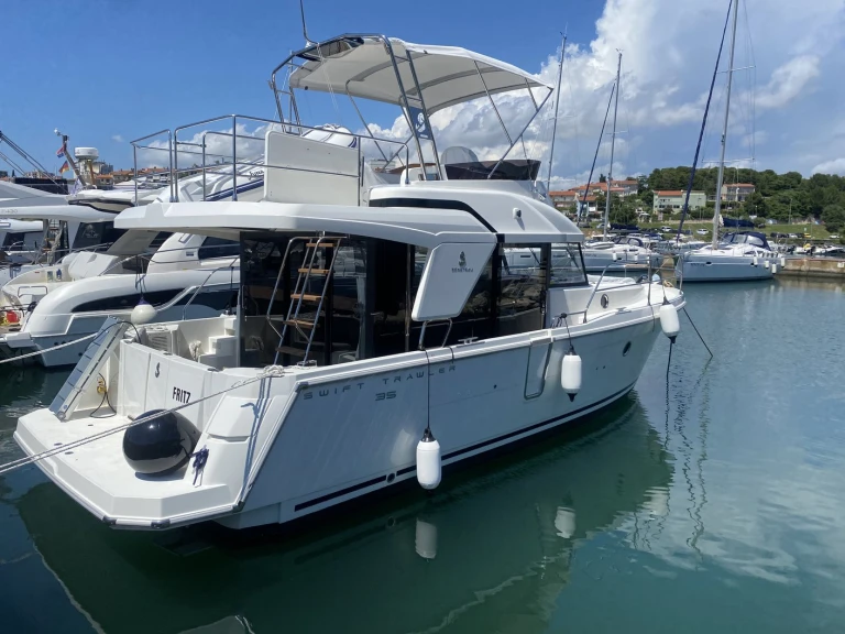 Yacht charter Pula - Bénéteau Swift Trawler 35 on SamBoat