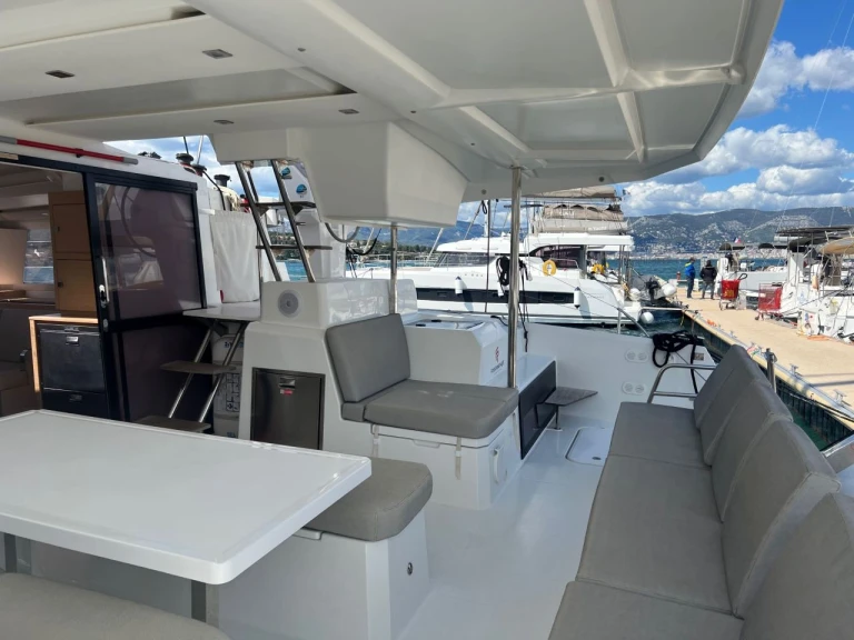 Yacht charter Saint-Mandrier-sur-Mer - Fountaine Pajot Astrea 42 on SamBoat