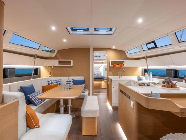 Sailboat to hire Parham Town at the best price