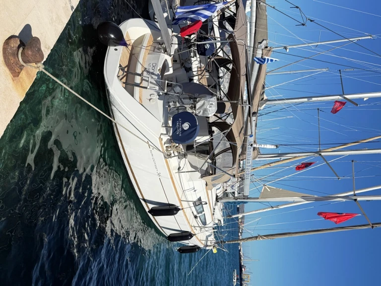 Sailboat to hire Lávrio at the best price