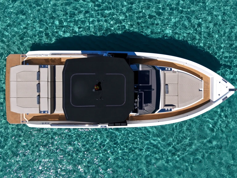 Hire Motorboat De Antonio with a boat licence