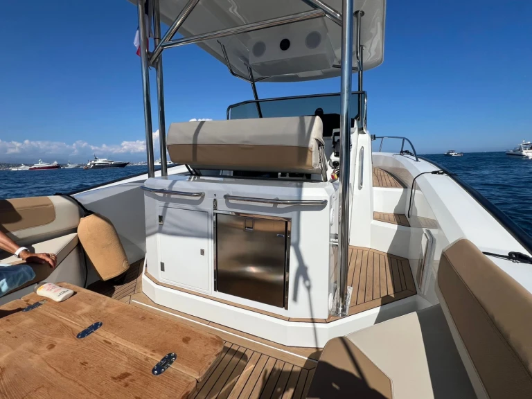 Motorboat to hire Golfe-Juan at the best price