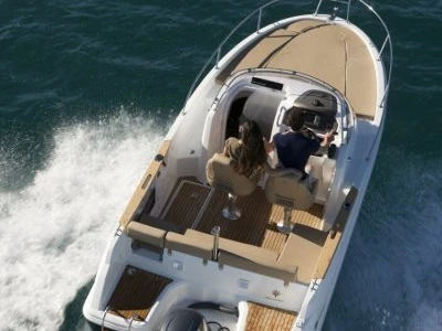 Hire Motorboat Jeanneau with a boat licence