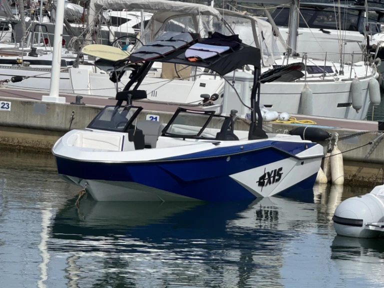Motorboat to hire Port des Marines de Cogolin at the best price