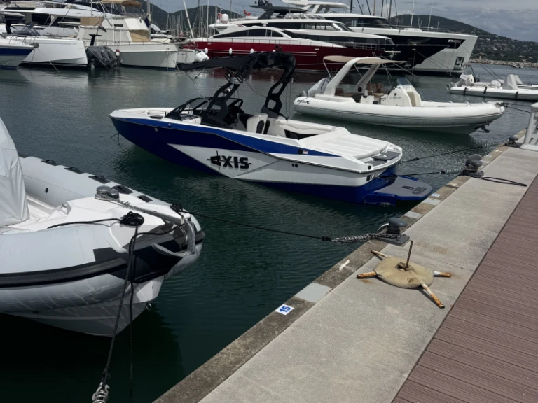 Yacht charter Port des Marines de Cogolin - Axis T220 on SamBoat