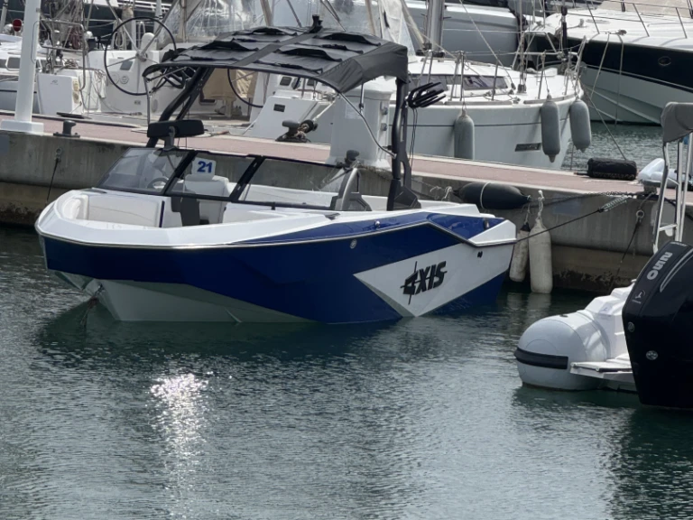 Hire a Axis T220 Port des Marines de Cogolin