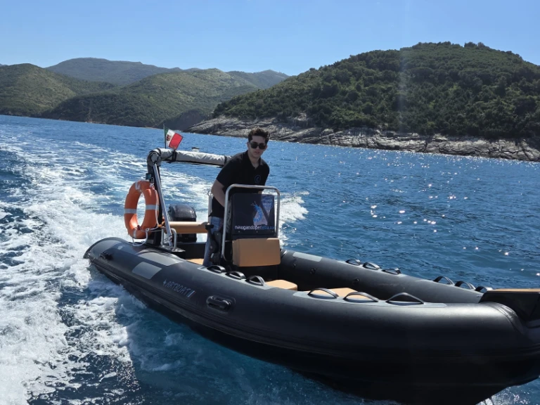 Hire a artboat RIB 500 Portoferraio Port