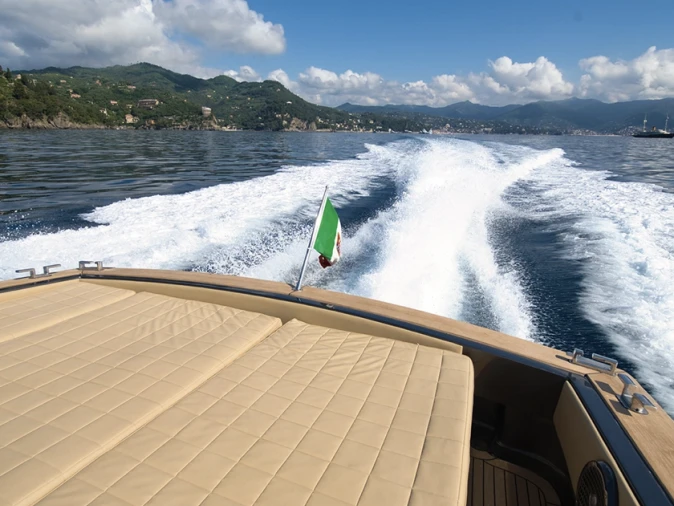 Hire a Magnum 38 Saint-Tropez