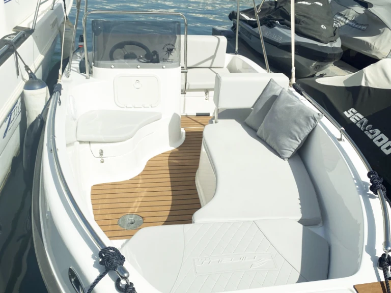 Hire Motorboat Nireus with a boat licence