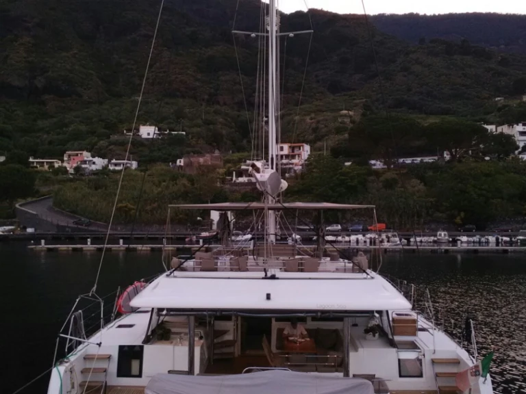 Hire Catamaran Lagoon with a boat licence