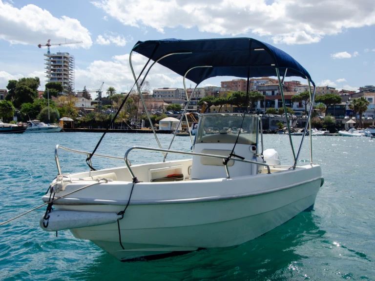 Hire Motorboat cosiver with a boat licence