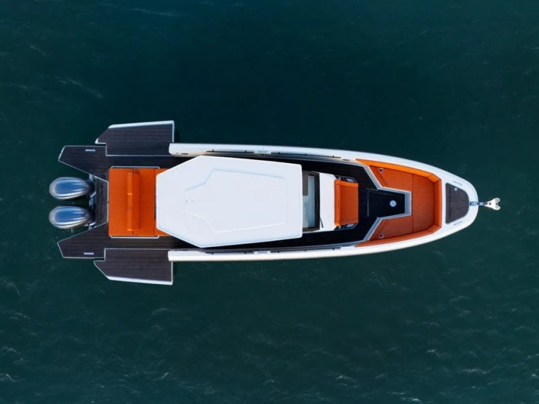 Hire Motorboat Protagon with a boat licence