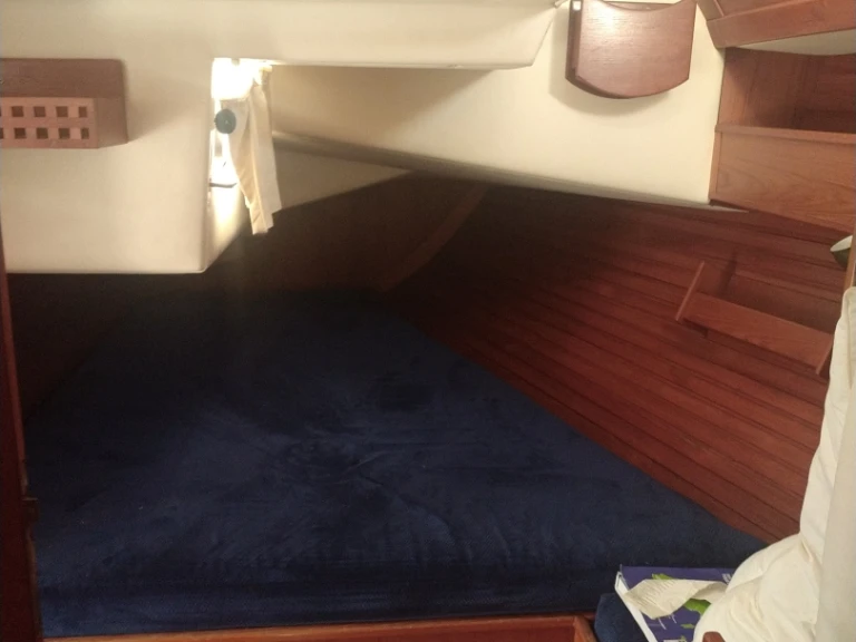 Sailboat to hire Port-Saint-Louis-du-Rhône at the best price