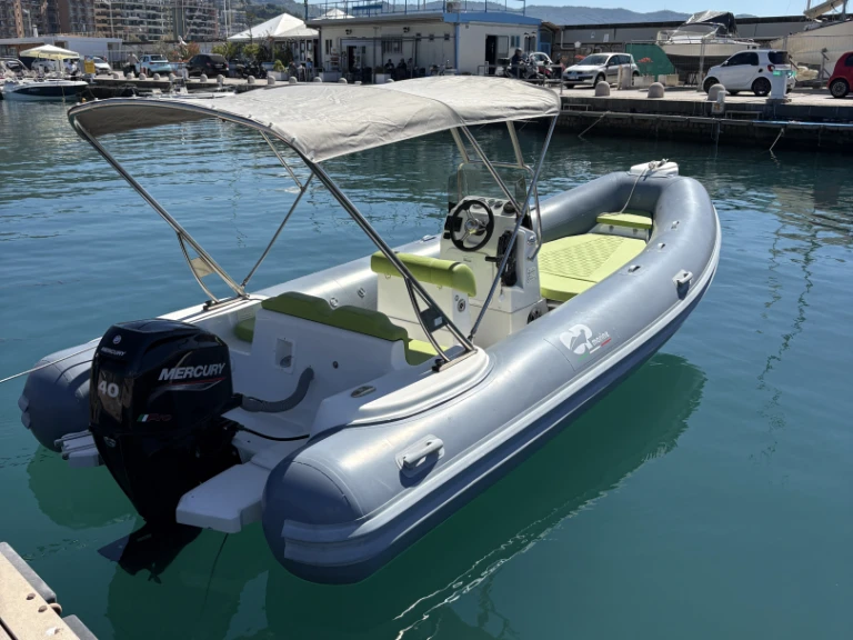 Yacht charter Salerno - Predator 599 on SamBoat