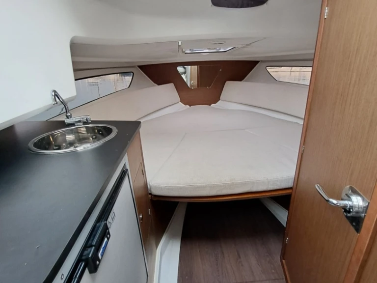 Hire Motorboat Jeanneau with a boat licence
