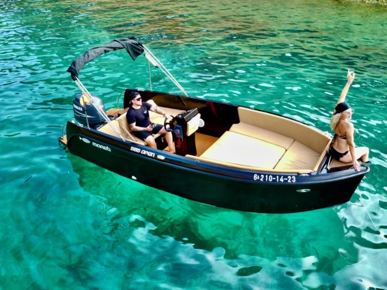 Yacht charter Sant Antoni de Portmany - Mareti 585 on SamBoat