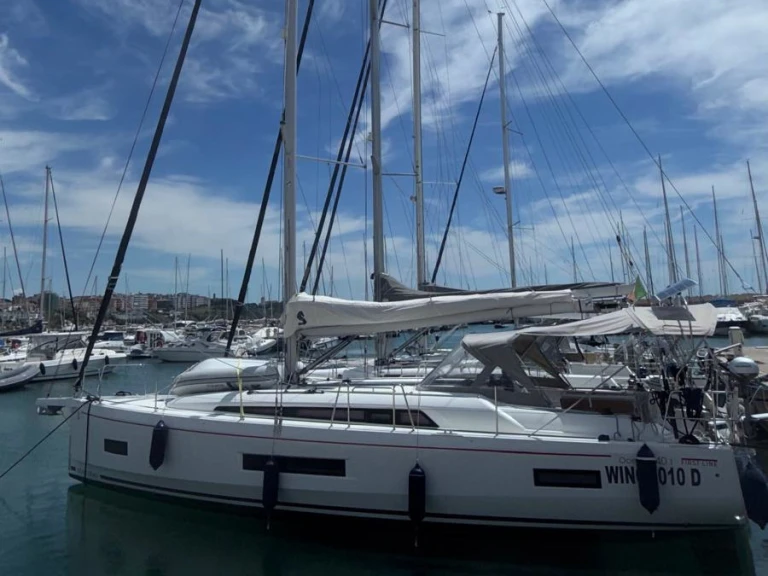 Hire a Bénéteau Oceanis 40.1 Salivoli