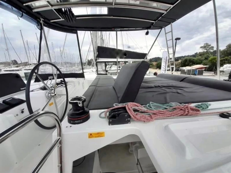 Hire Catamaran Lagoon with a boat licence