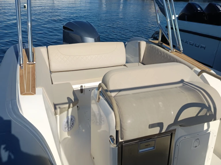 Hire a Capelli Tempest 775 Ajaccio