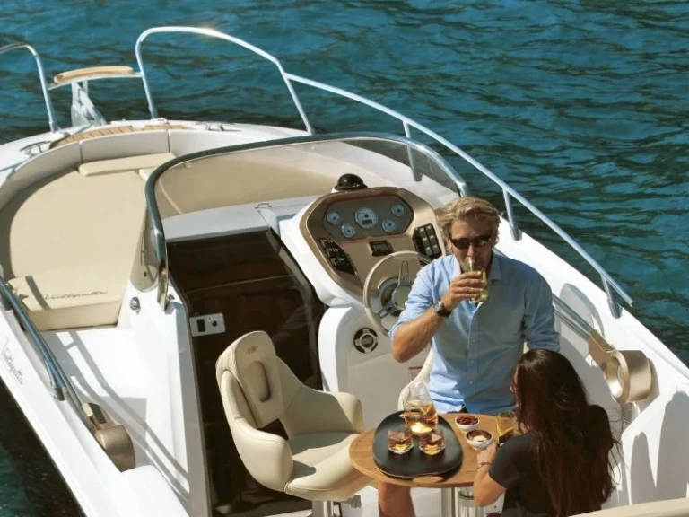 Hire Motorboat Sessa Marine with a boat licence