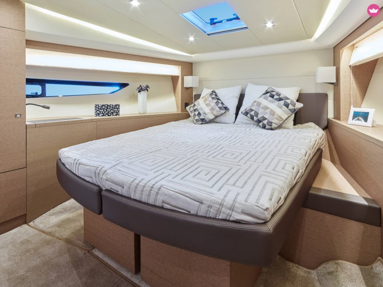 Hire Luxury Yacht Jeanneau with a boat licence
