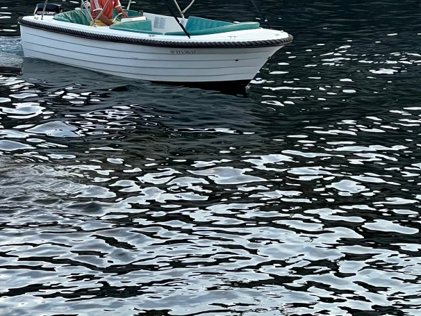 Hire Motorboat Polyester Yacht with a boat licence