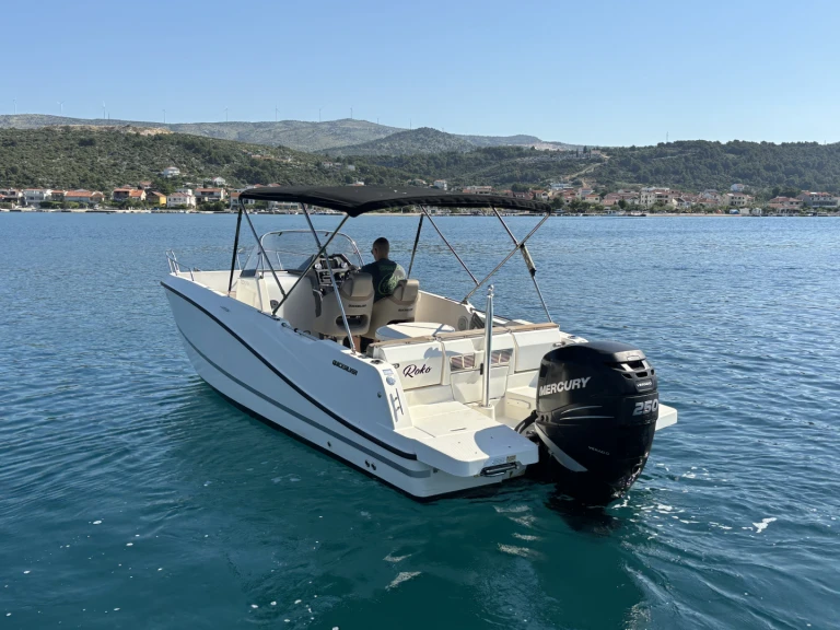 Hire Motorboat Quicksilver with a boat licence
