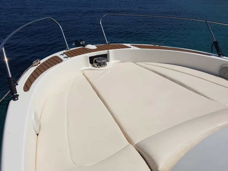 Yacht hire Martigues cheap Cap Camarat 7.5 WA